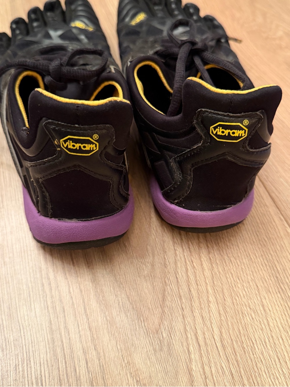 Vibram FiveFinger Minimalist Toe Shoes in Black and Yellow sz 8.5, EU 39 - Picture 2 of 4